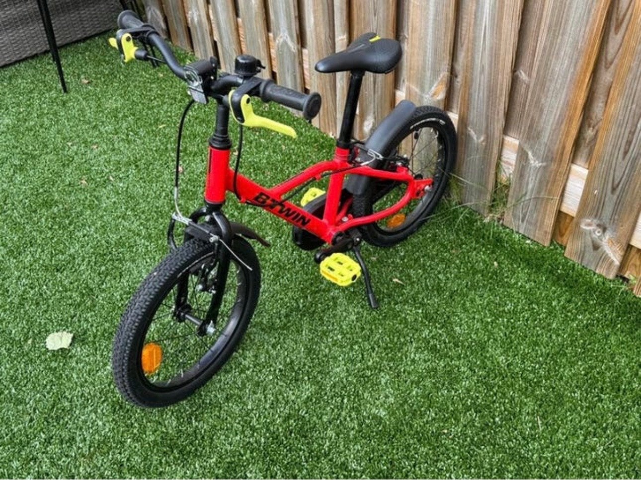 B'Twin kinderfiets 16 inch rood - Zo goed als nieuw, Fietsen en Brommers, Fietsen | Kinderfietsjes, Ophalen, Zo goed als nieuw