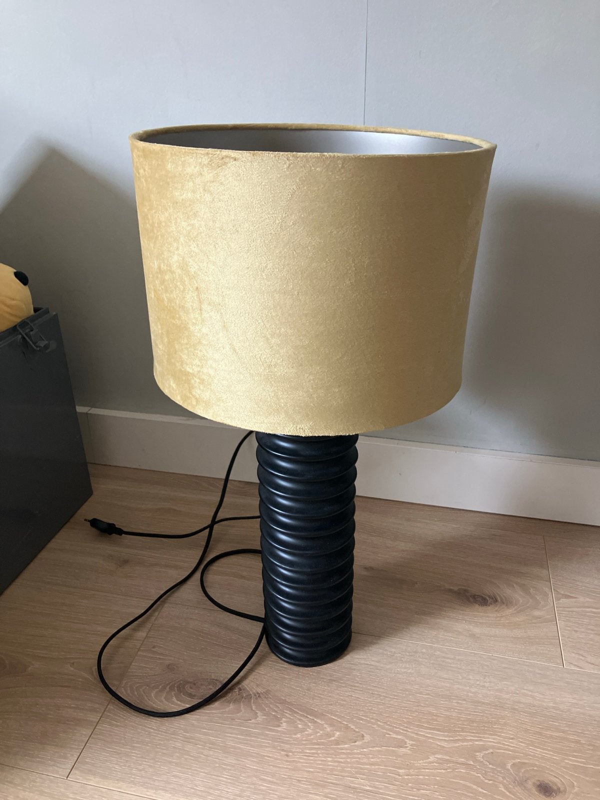 Stijlvolle Karwei tafellamp met fluwelen kap, Huis en Inrichting, Overige merken, Meerkleurig, Textiel, Ophalen of Verzenden
