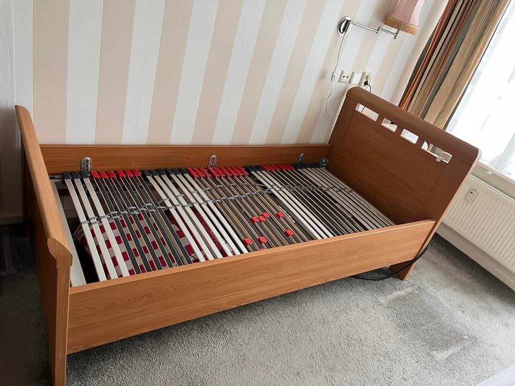 Molenaar elektrisch seniorenbed + 2 nachtkastjes, Huis en Inrichting, Slaapkamer | Bedden, Ophalen, Verstelbaar, 90 cm, Eenpersoons
