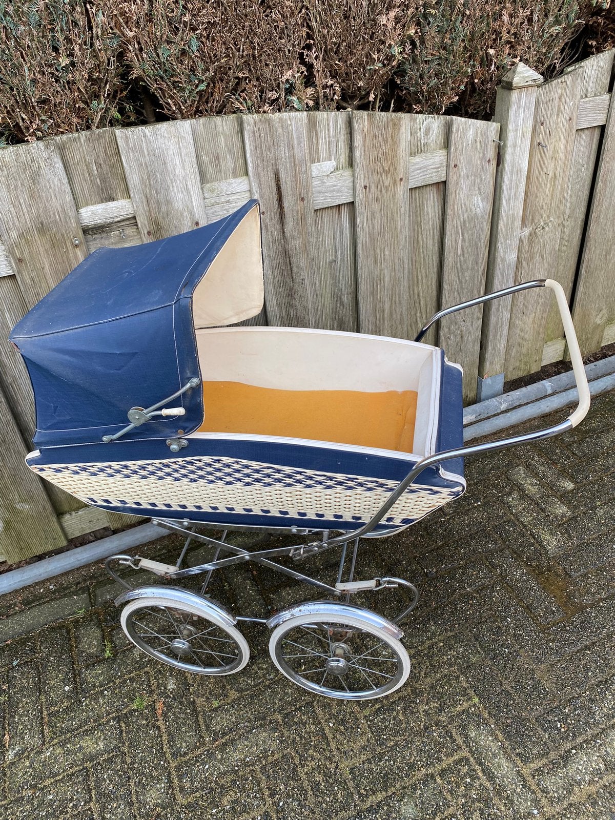 Oude poppenwagen opknapper, Ophalen, Gebruikt