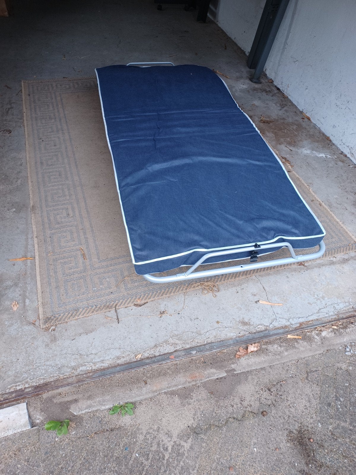 Handig opklapbed / logeerbed met hoes, Ophalen, Gebruikt, Eenpersoons, Blauw