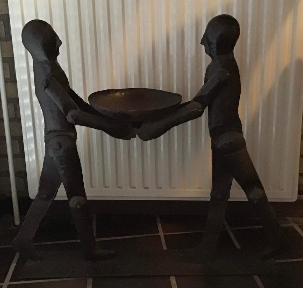 Metalen kunstobject twee mannen met schaal, Ophalen, Overige materialen, Gebruikt, Schaal