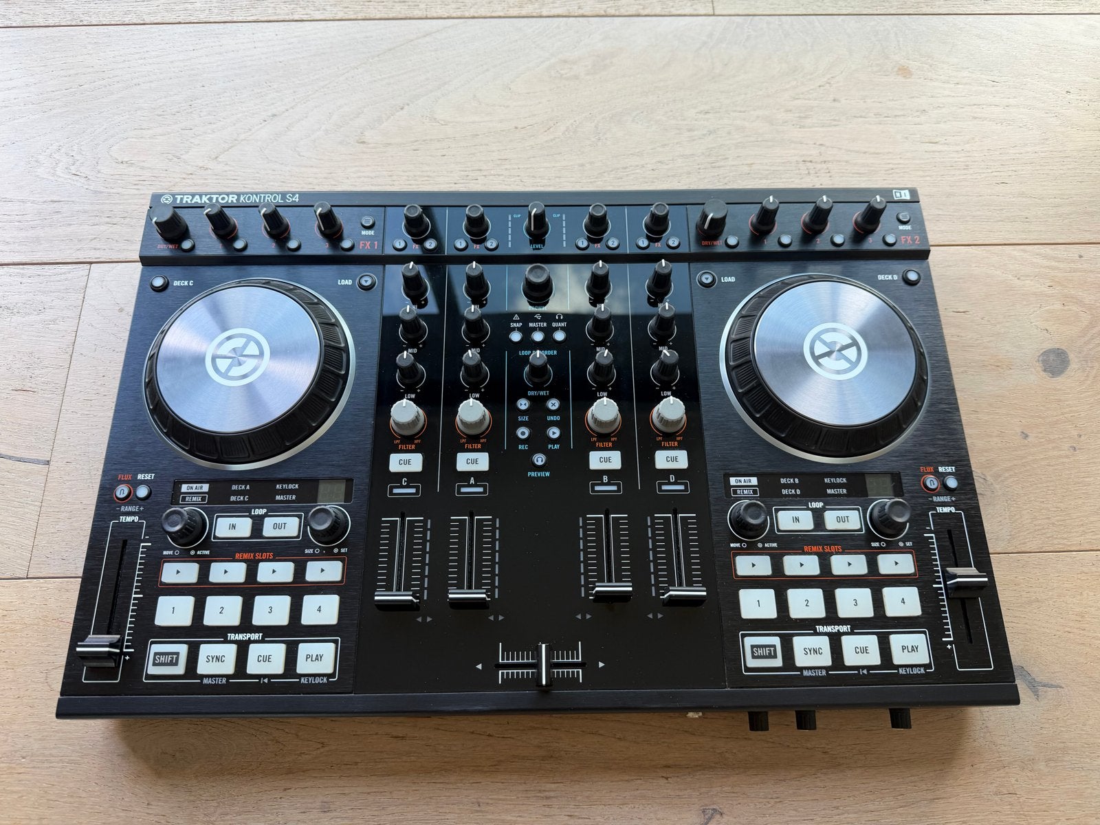 Traktor Kontrol S4 MK2 DJ + Flightcase & License Transfer ID
