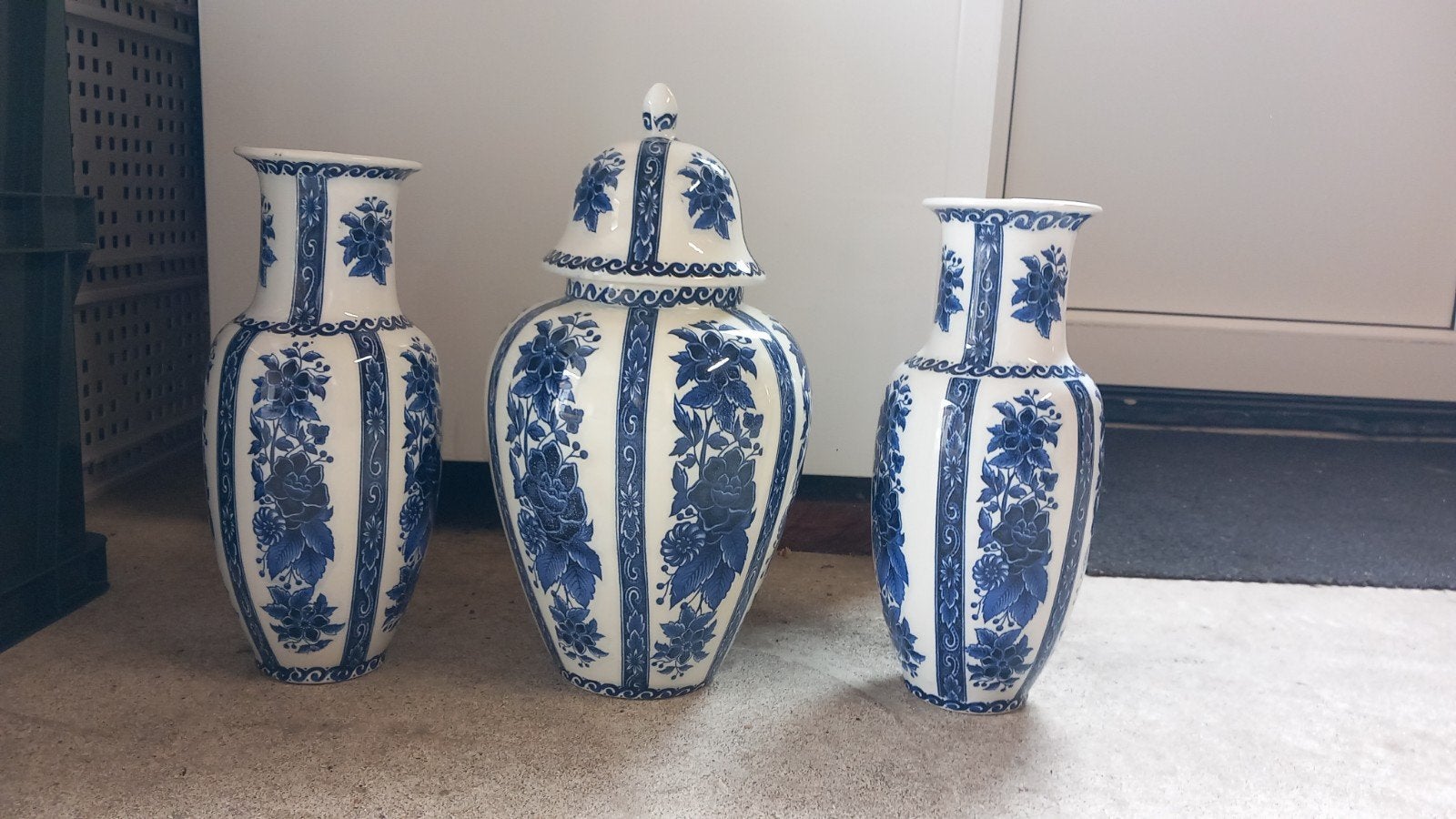 Set van 3 Delfts Blauw stijl vazen en pot met deksel, Ophalen