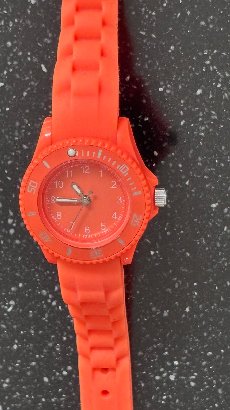 Oranje klein horloge - Zo goed als nieuw, Kunststof, Polshorloge, Zo goed als nieuw, Ophalen
