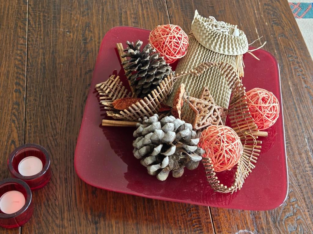 Decoratieve schaal met dennenappels en kerstdecoratie, Ophalen, Gebruikt, Meerkleurig, Overige stijlen