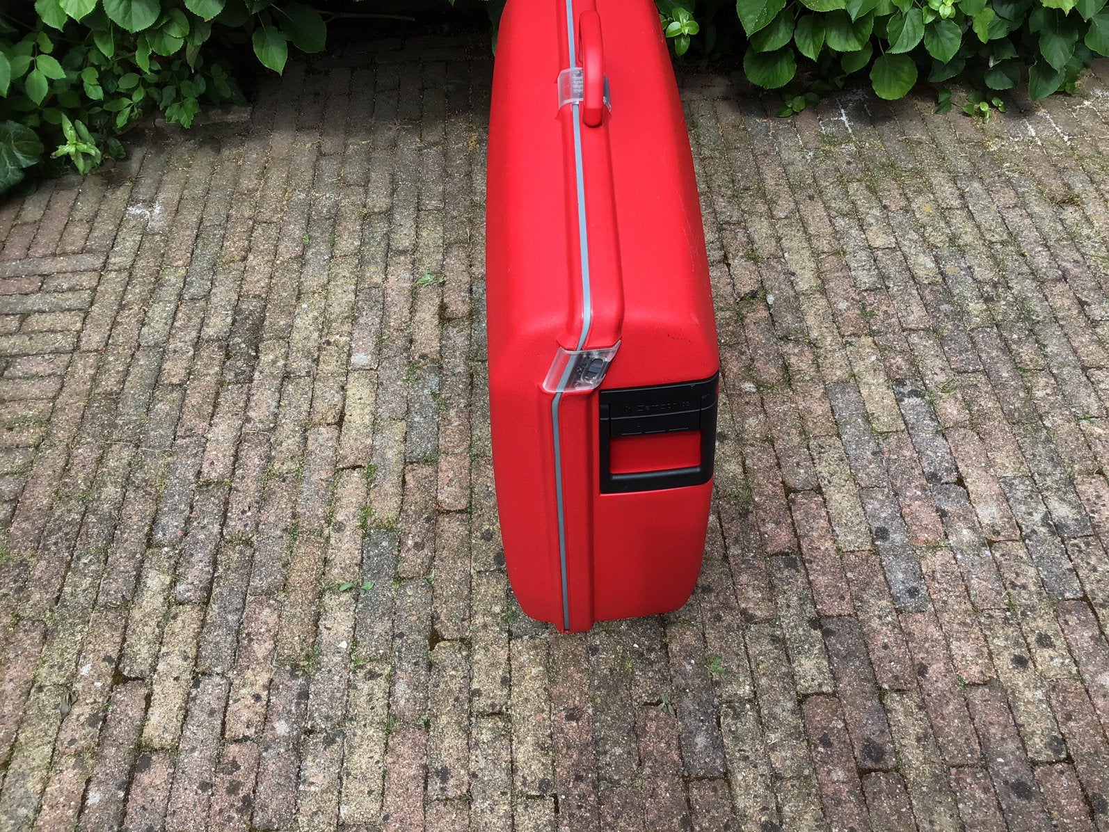 Een rode reiskoffer, Samsonite, met cijferslot. Hardschalen, Ophalen, Wieltjes, Gebruikt, Hard kunststof