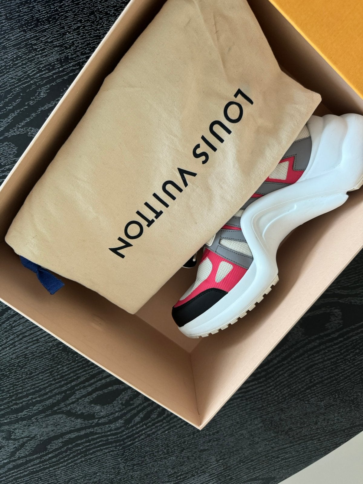 Lv sneakers, Kleding | Dames, Overige kleuren, Ophalen of Verzenden, Sneakers of Gympen, Zo goed als nieuw