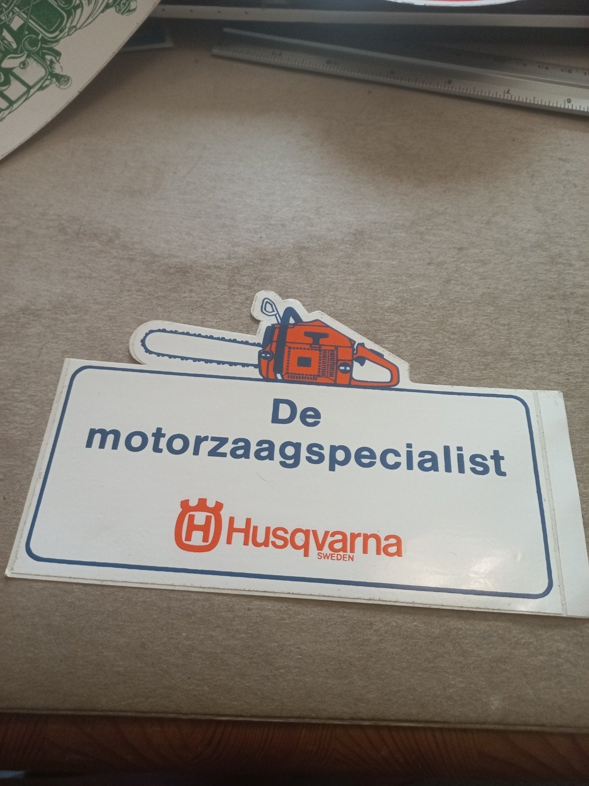 Husqvarna 'De motorzaagspecialist' sticker, Verzamelen, Stickers, Nieuw, Ophalen of Verzenden