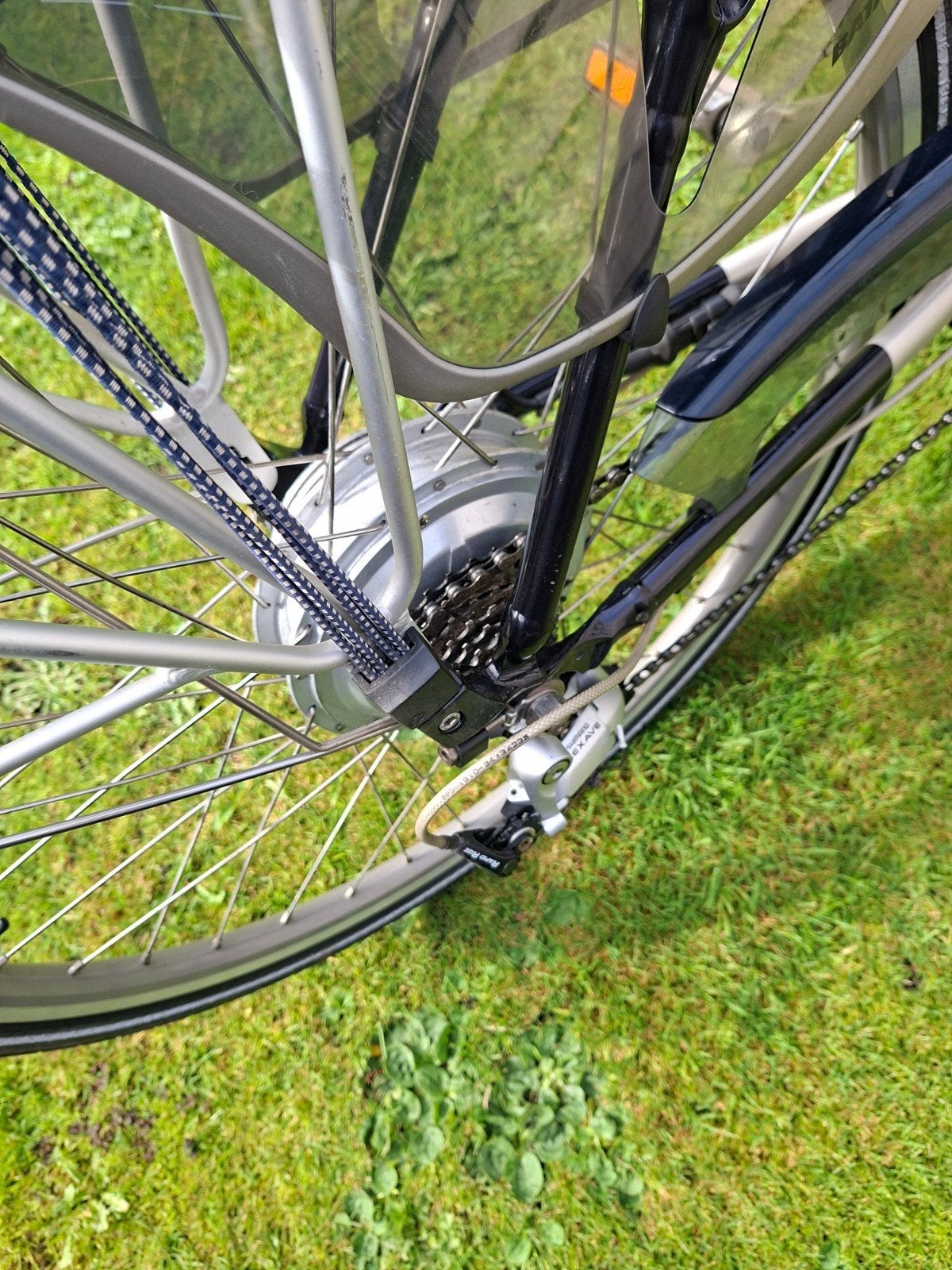Foto 7 van batavus elektrische fiets met nog een handleiding erbij.