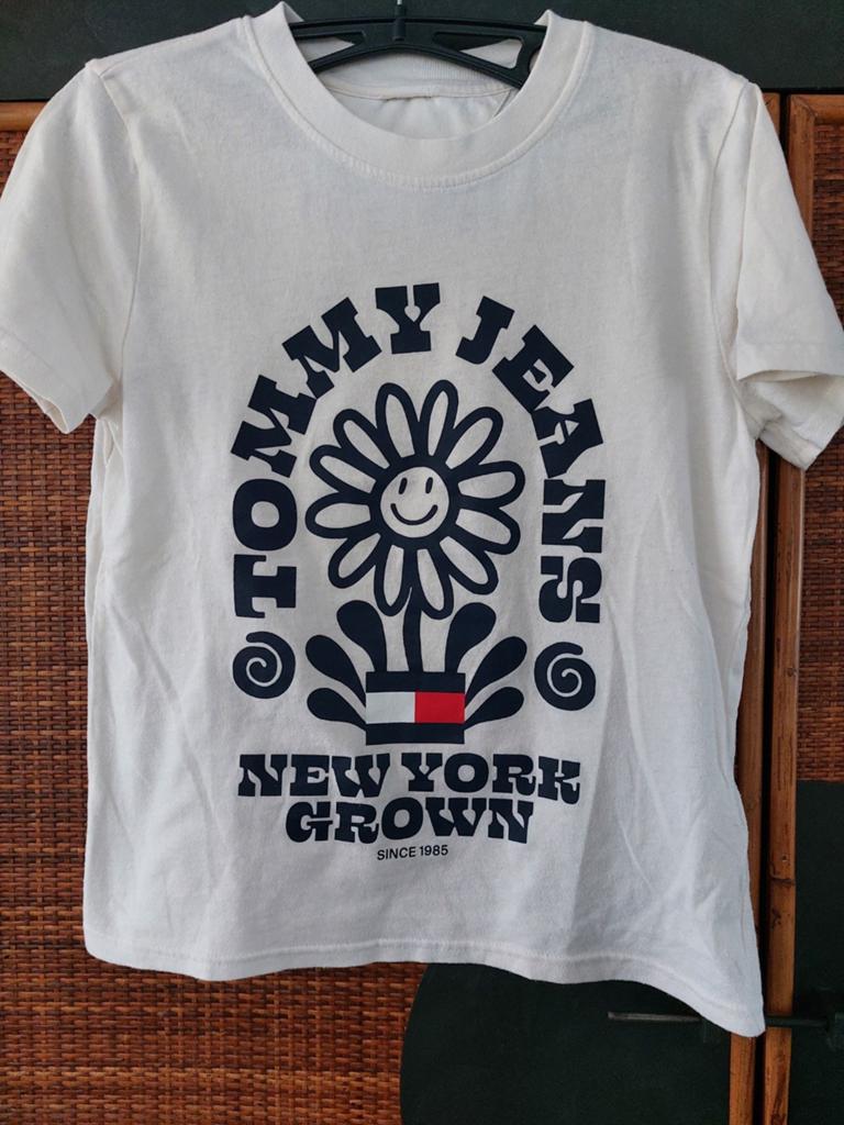 Wit shirt van Tommy jeans maat 128, Kinderen en Baby's, Kinderkleding | Maat 128, Jongen of Meisje, Zo goed als nieuw, Shirt of Longsleeve