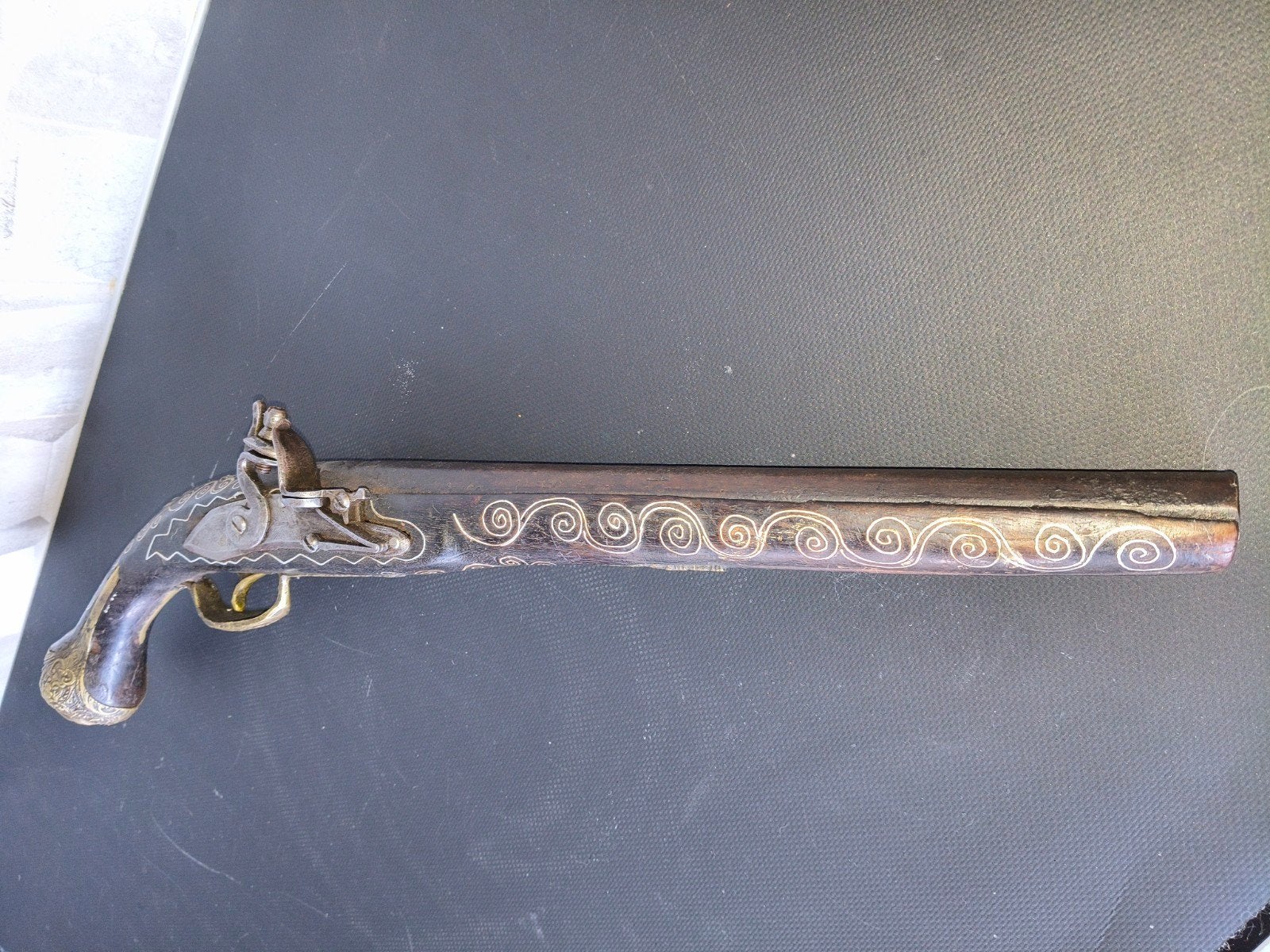 Antiek vuursteenpistool met decoratieve inleg, Ophalen of Verzenden