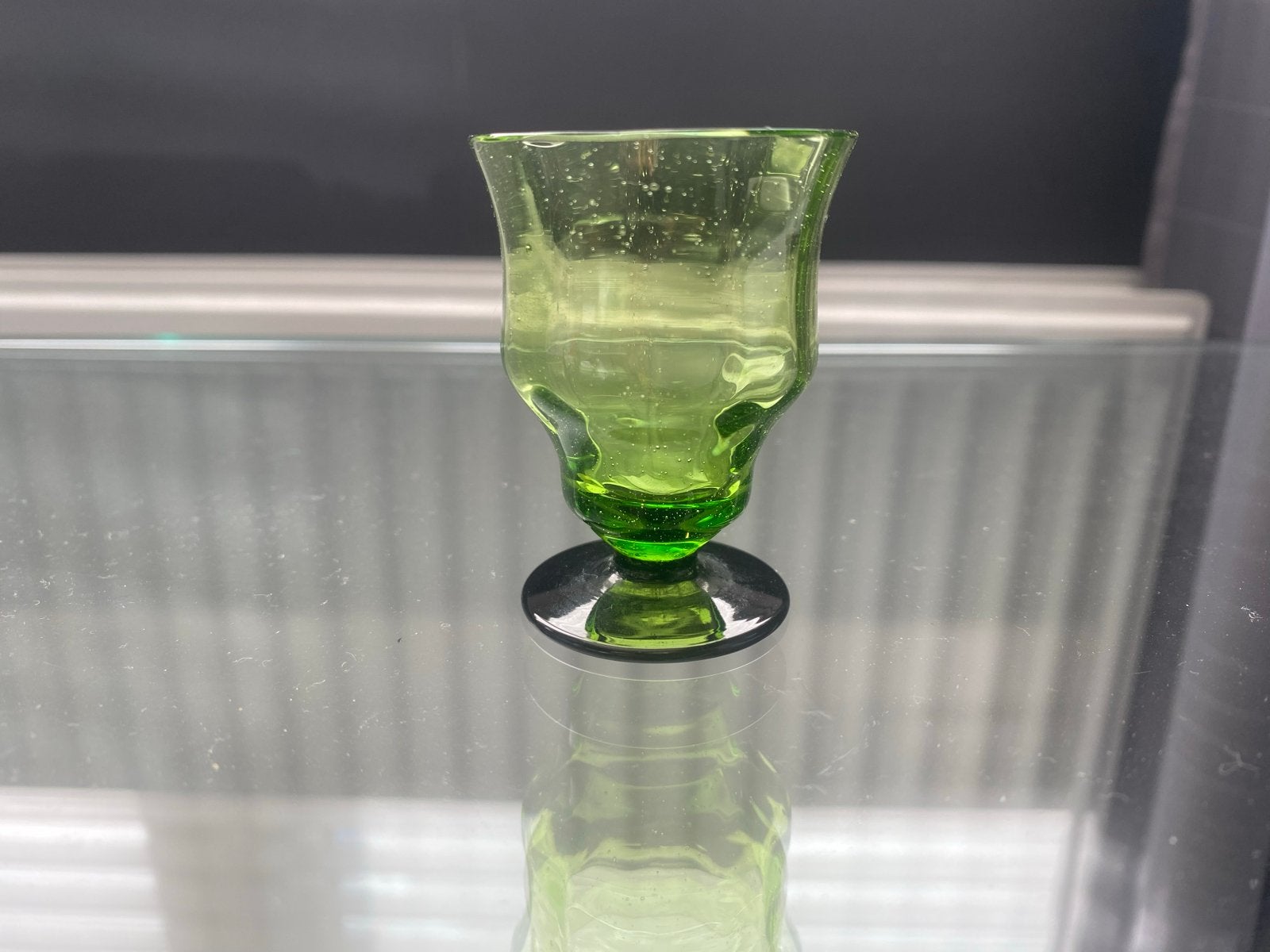 Oud groen glaasje met zwart voetje, Ophalen of Verzenden
