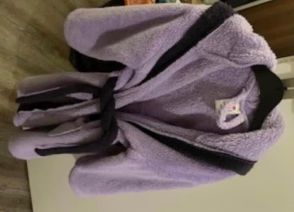 Badjas Hello Kitty lila paars in maat 116/122 bv Zwemles, Ophalen, Zo goed als nieuw, Meisje, Nacht- of Onderkleding