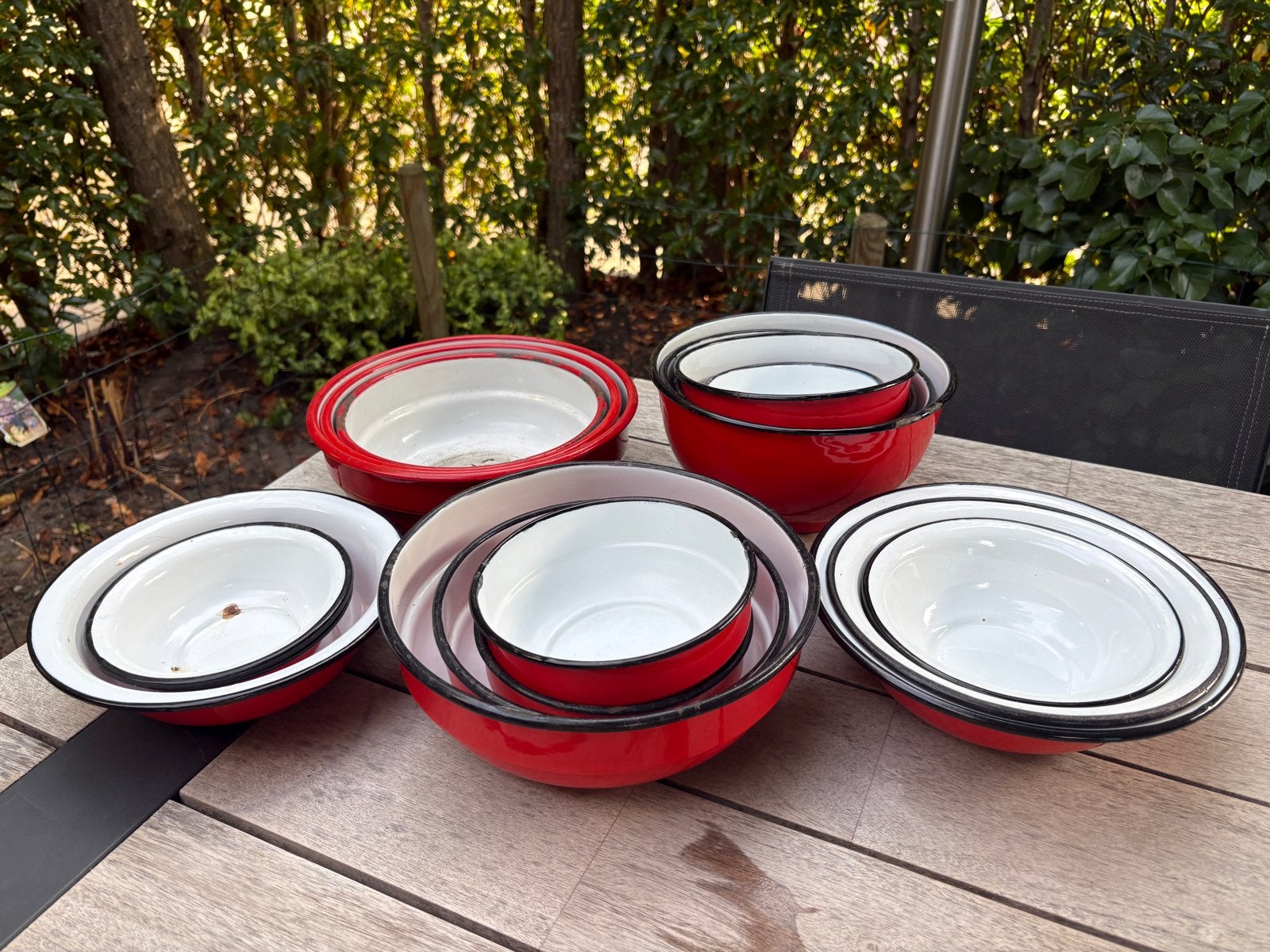 Set van 18 rode emaille schalen in diverse maten, Ophalen of Verzenden