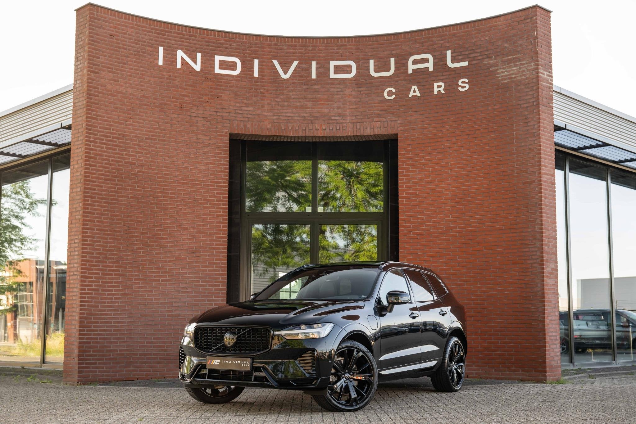 Volvo XC60 2.0 T6 AWD Black Edition Pano 360° Trekhaak H/K, Auto's, Volvo, Automaat, Lichtsensor, Gebruikt, 4 cilinders