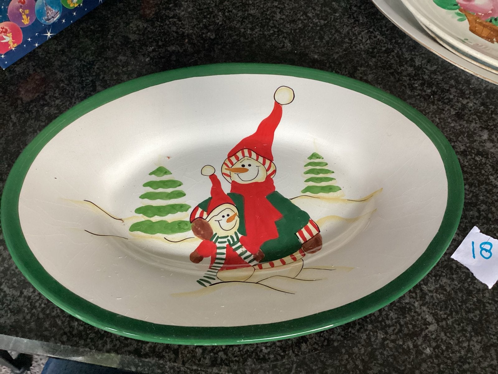 Ovale schaal met sneeuwpoppen - Kerstdecoratie, Gebruikt, Keramiek, Ophalen of Verzenden, Schaal of Schalen