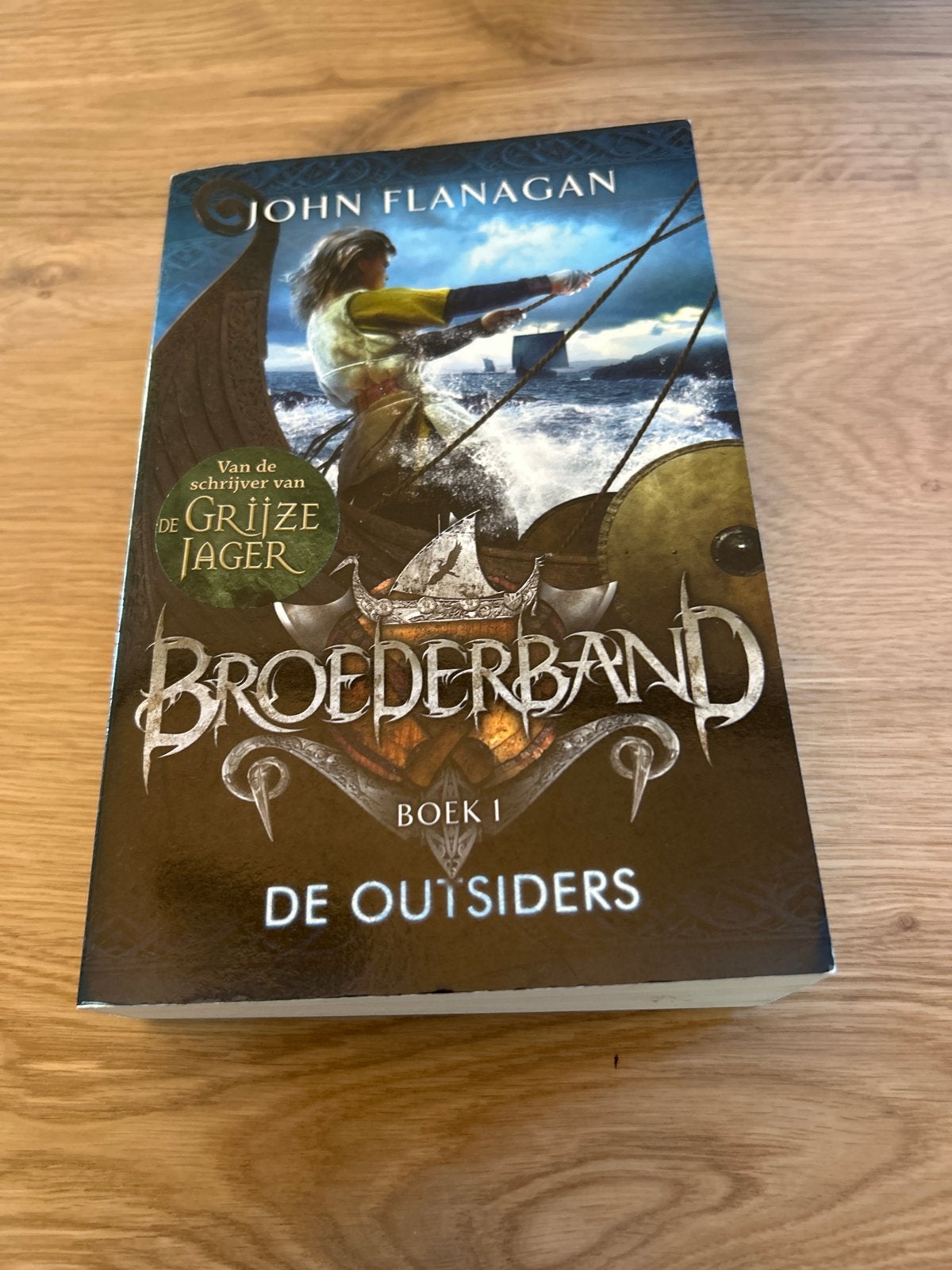 Broederband Boek 1: De Outsiders - John Flanagan, Ophalen of Verzenden, Zo goed als nieuw