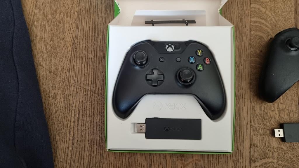 2 Xbox One Controllers (2.0, 3.0) en bijbehorende energizer, Spelcomputers en Games, Spelcomputers | Xbox | Accessoires, Ophalen of Verzenden