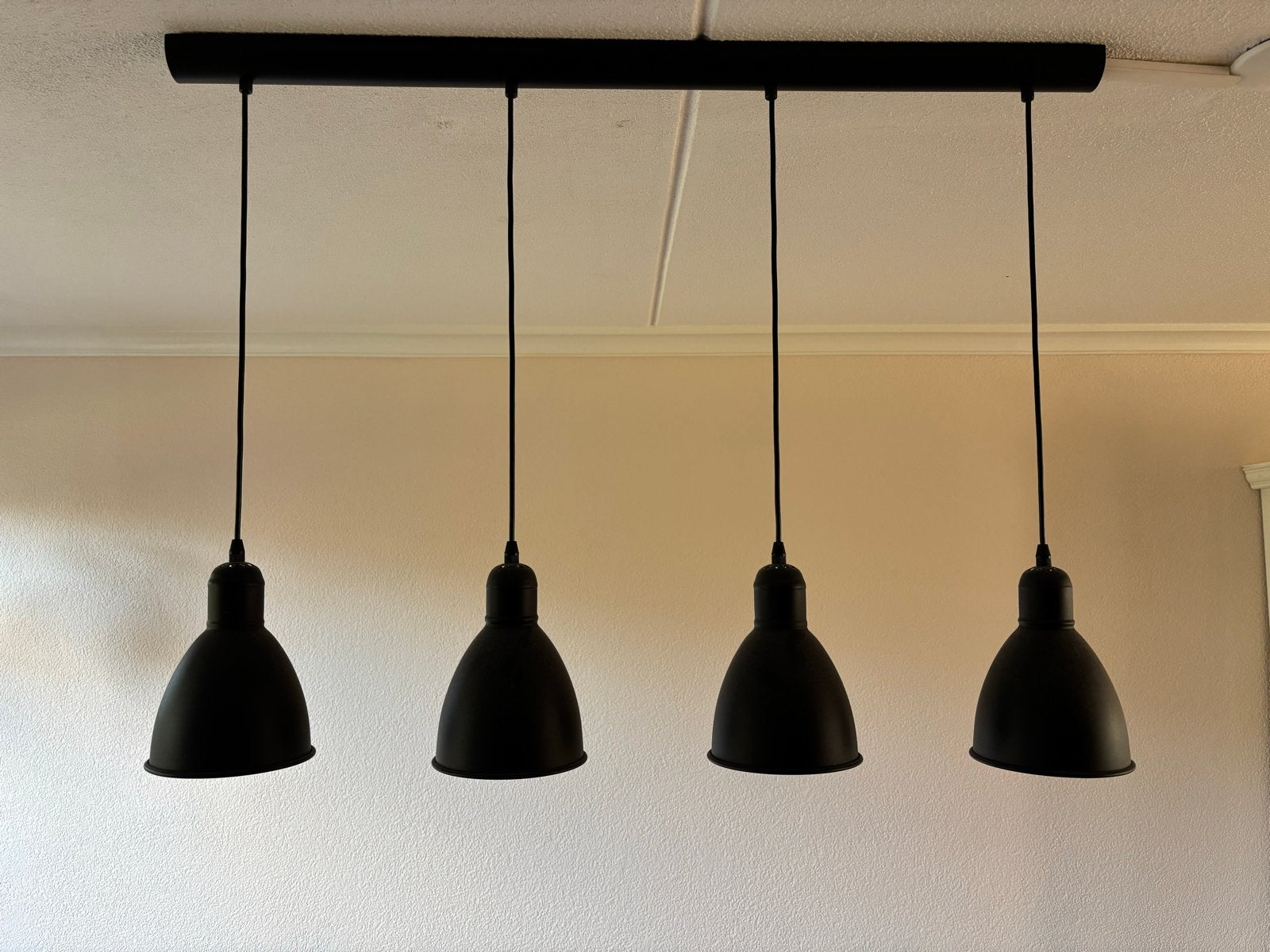 Zwarte hanglamp met 4 kappen - industrieel design, Ophalen, E27 (groot), Zo goed als nieuw, Metaal