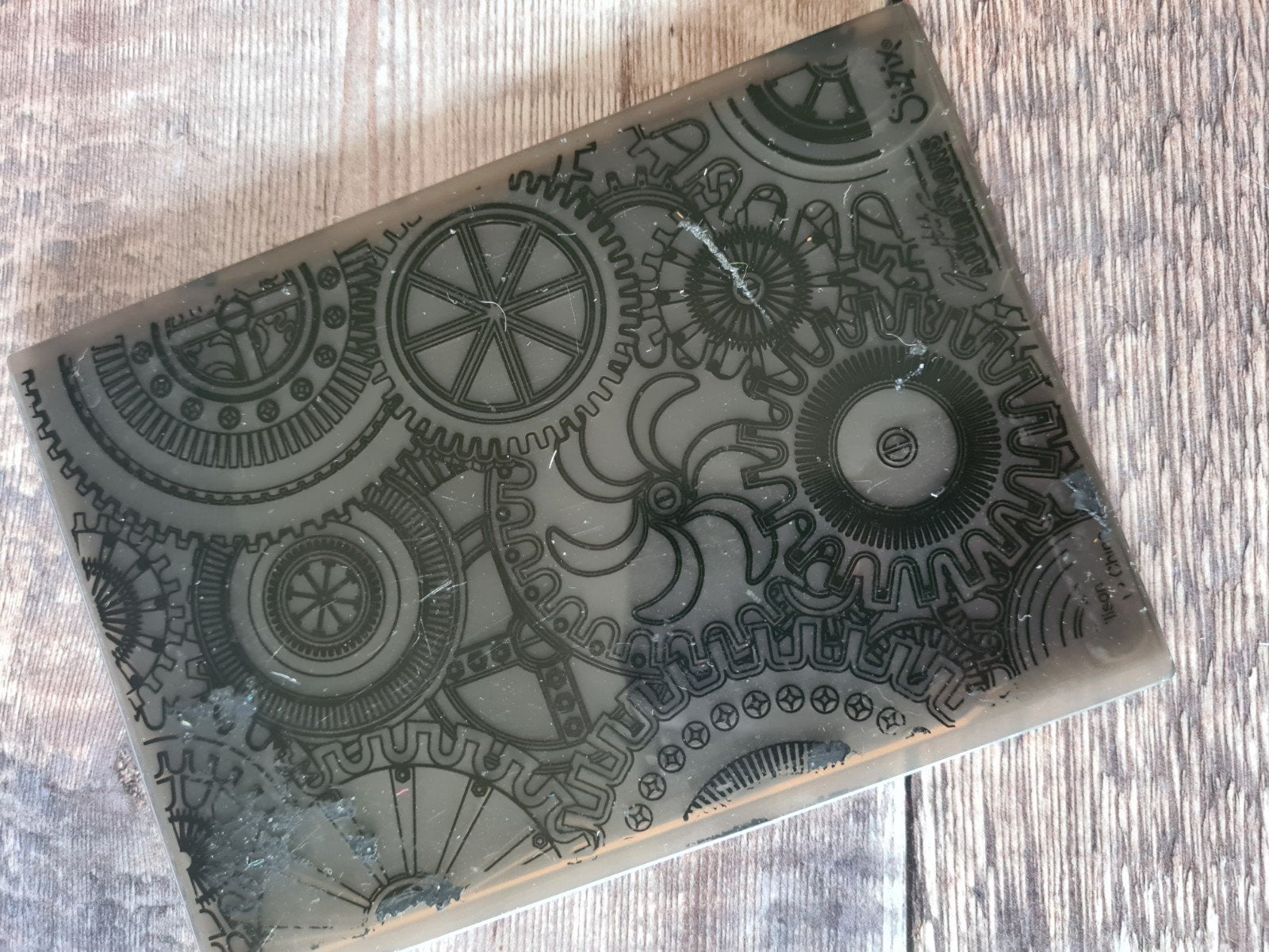 Sizzix Tim Holtz embossingmal gears platen  gebruikt, Ophalen of Verzenden, Gebruikt, Kunststof, Gereedschap of Toebehoren