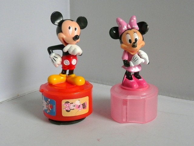 Mickey Mouse stempel en Minnie op voetstuk, Verzamelen, Disney, Ophalen of Verzenden, Mickey Mouse, Zo goed als nieuw, Beeldje of Figuurtje