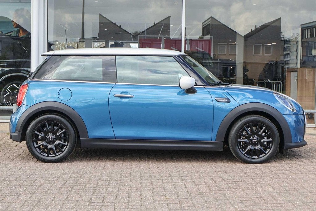 MINI 3-Deurs 1.5 136pk AUT Cooper Camden Edition | Navigatie, Auto's, Mini, 12 maanden, 136 pk, Gebruikt, Leder en Stof