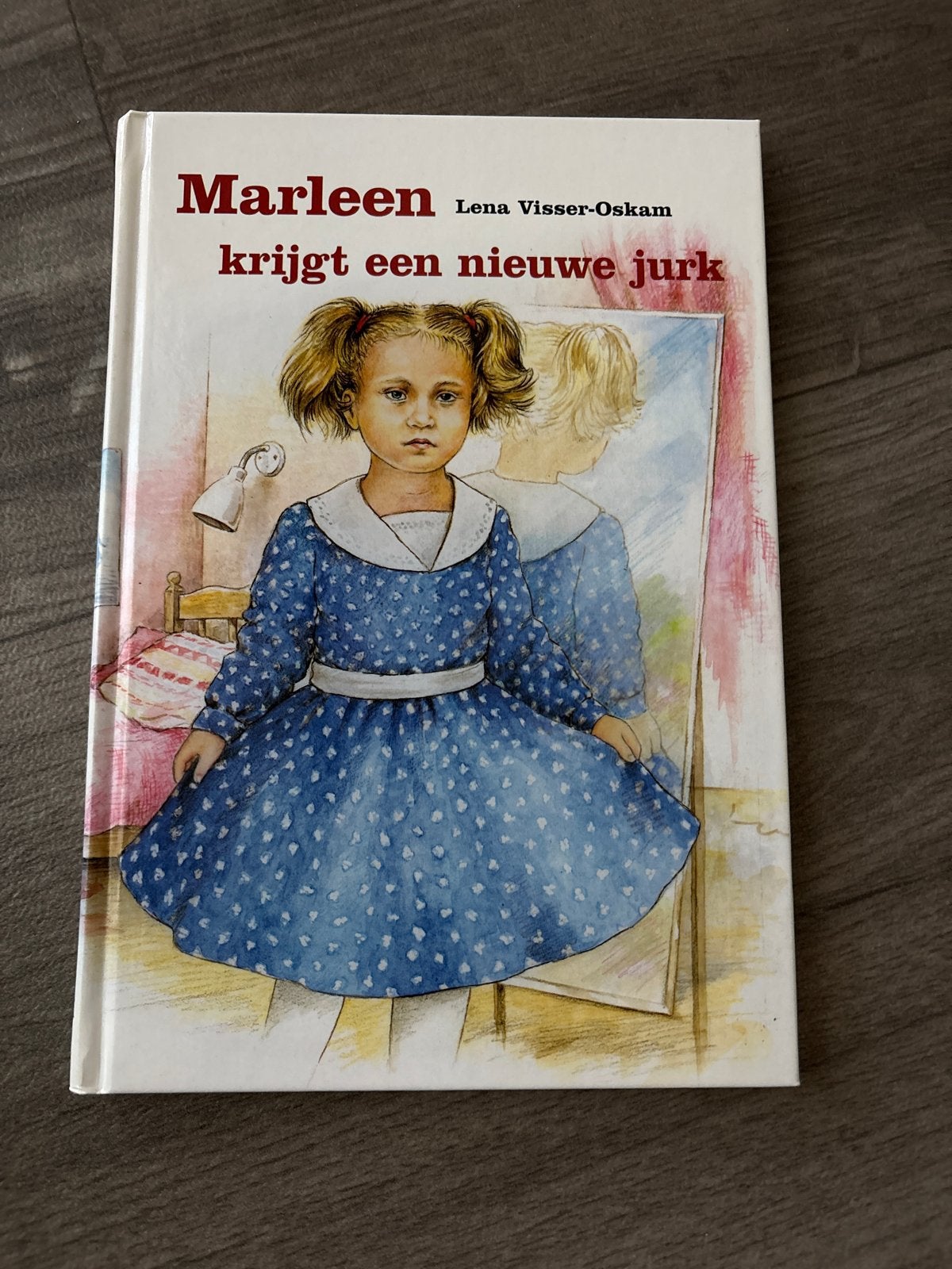 Marleen krijgt een nieuwe jurk - Lena Visser-Oskam, Boeken, Ophalen of Verzenden, Zo goed als nieuw, 3 tot 4 jaar