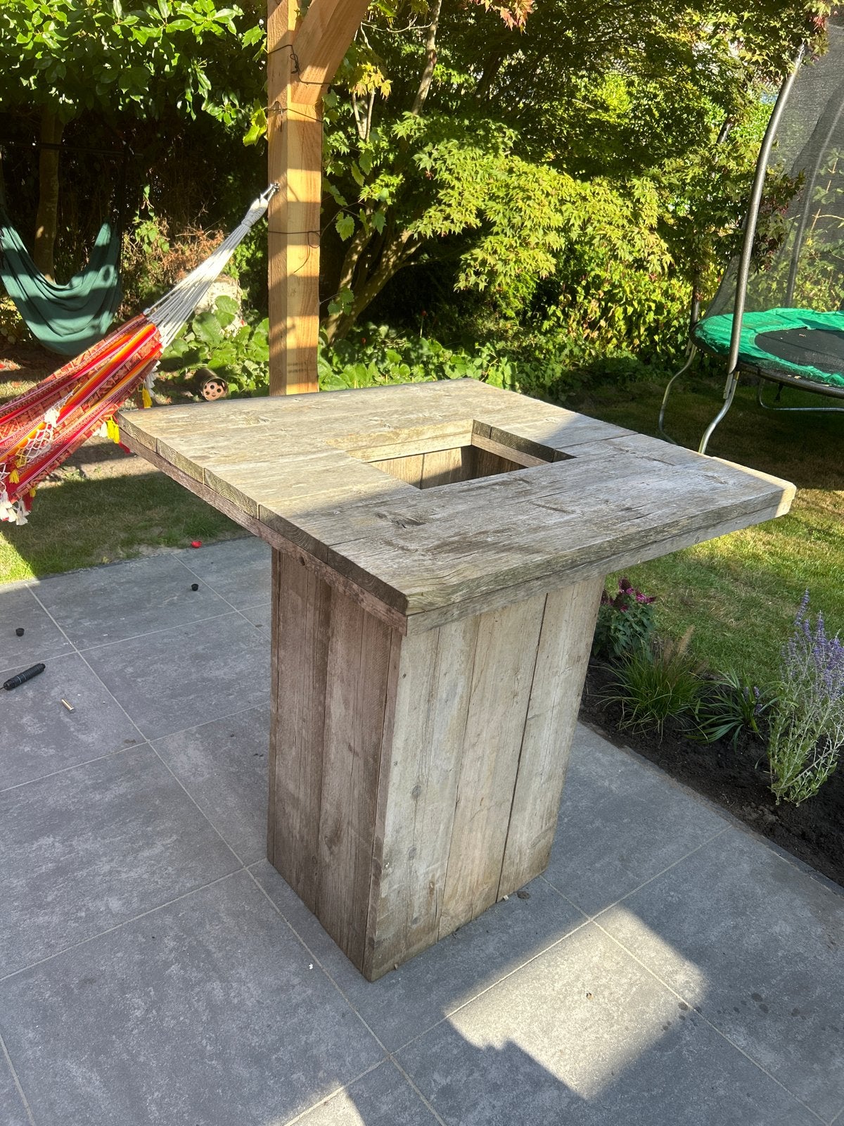 Robuuste houten statafel met bierkrat houder, Ophalen, Gebruikt, Onbekend, Onbekend
