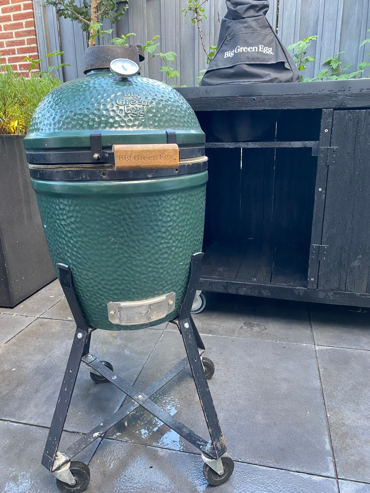 Big Green Egg Small met onderstel en hoes, Ophalen, Gebruikt
