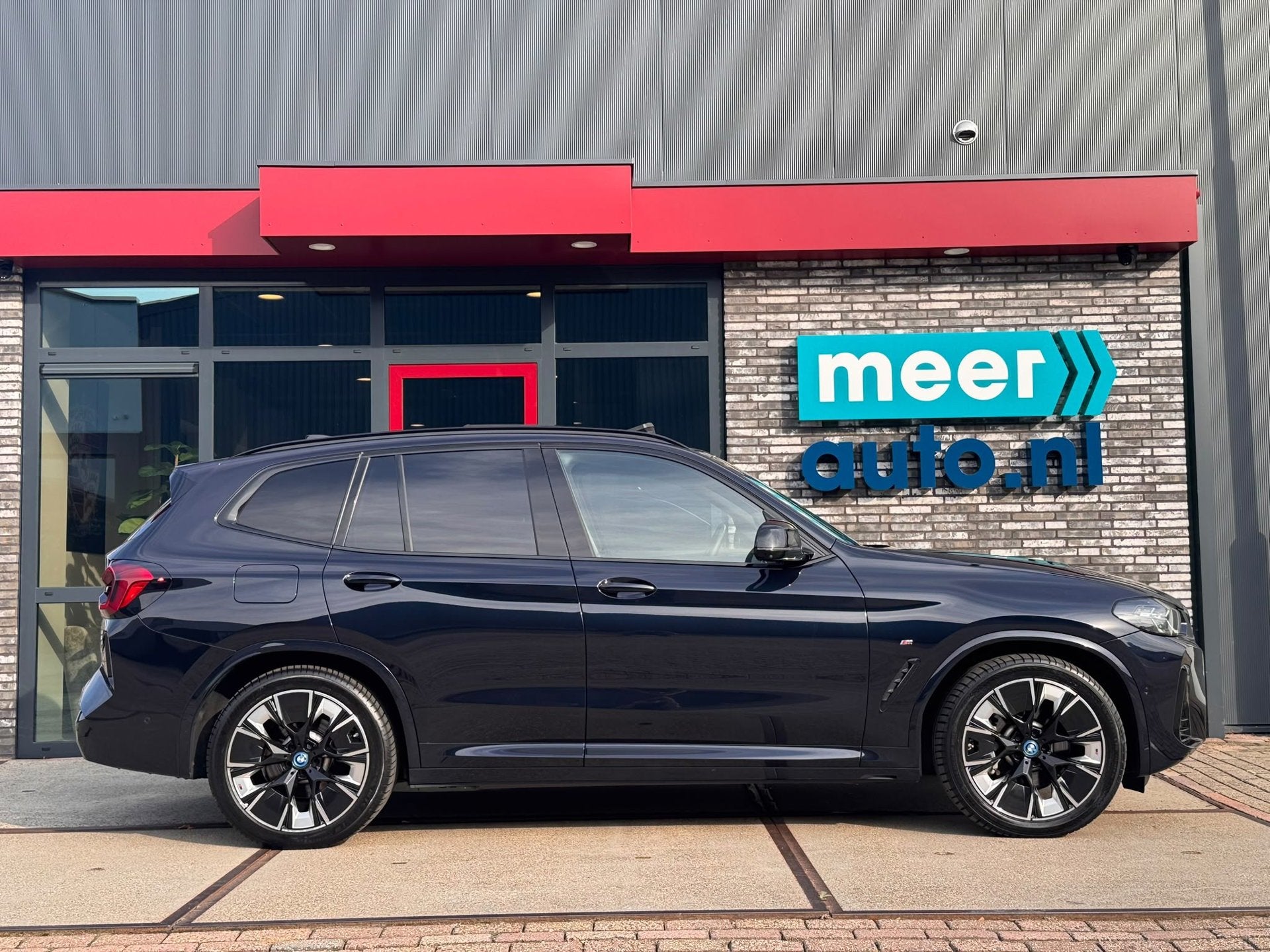 BMW IX3 High Executive 80 kWh M-SPORT SOH 93,7% l PANO l TRE, Dealer onderhouden, Achterwielaandrijving, Gebruikt, 750 kg