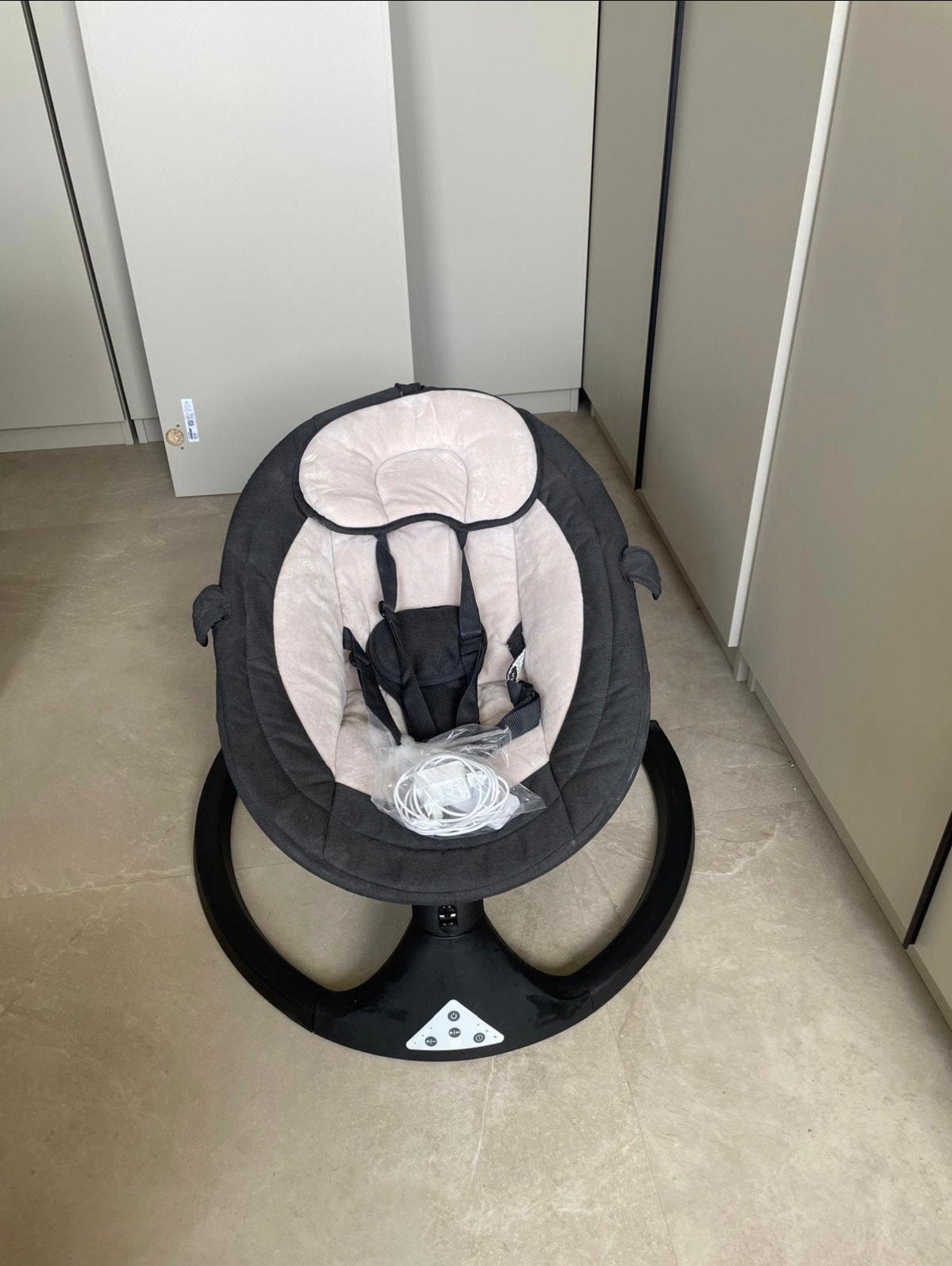 Elektrische babyschommel / wipstoel – inclusief adapter, Ophalen, Zo goed als nieuw