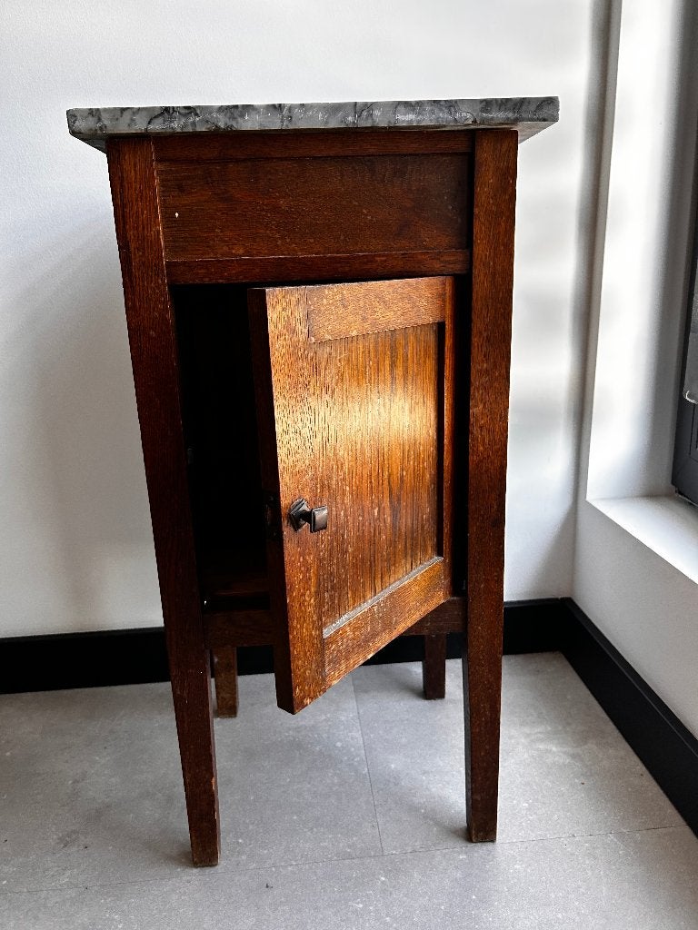 Nachtkastje met marmeren blad, Huis en Inrichting, Slaapkamer | Nachtkastjes, Ophalen, Gebruikt, Minder dan 45 cm, 70 cm of meer