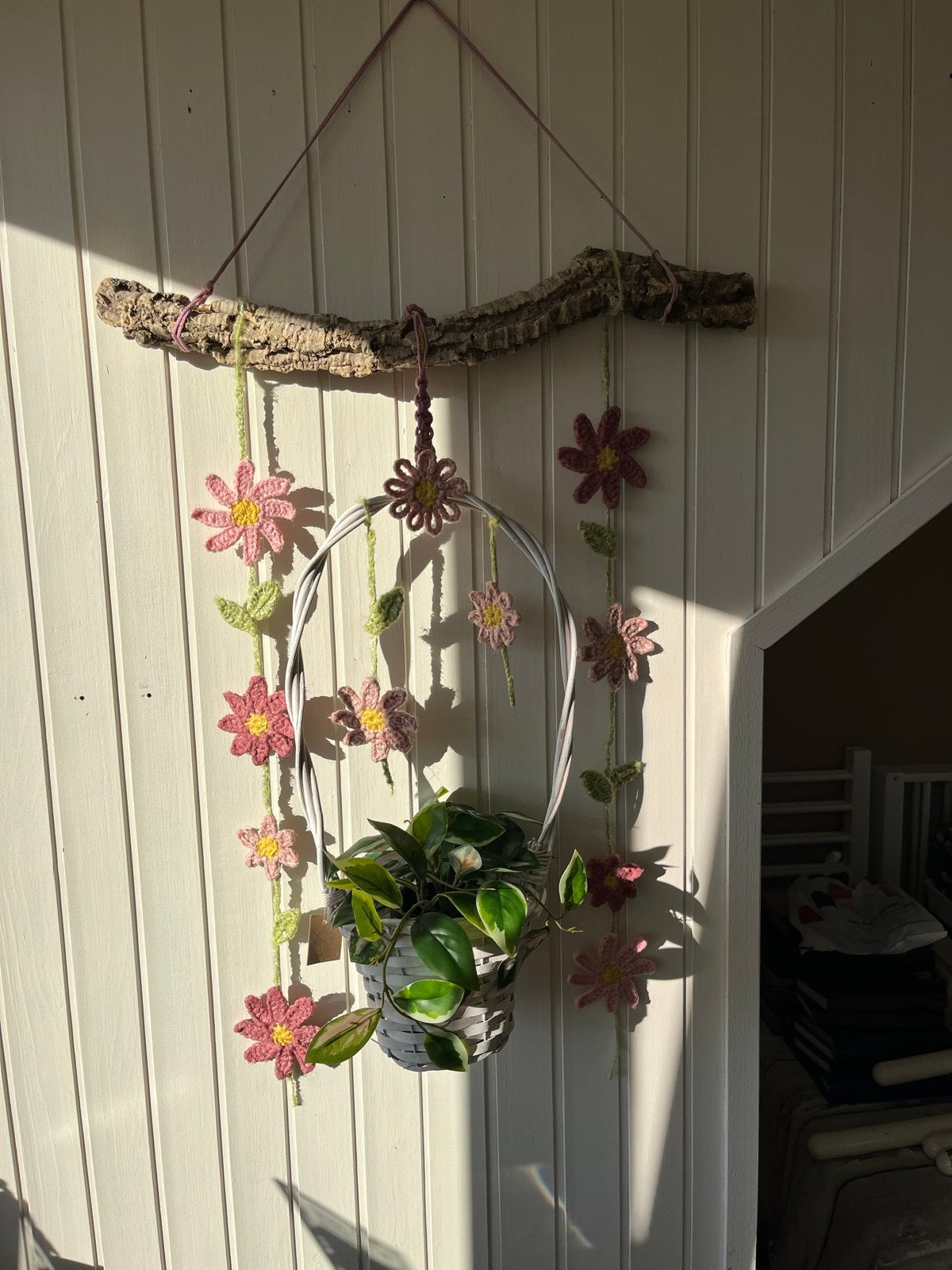 Schattige bloemenhanger met kunstplant in mand, Ophalen of Verzenden, Nieuw