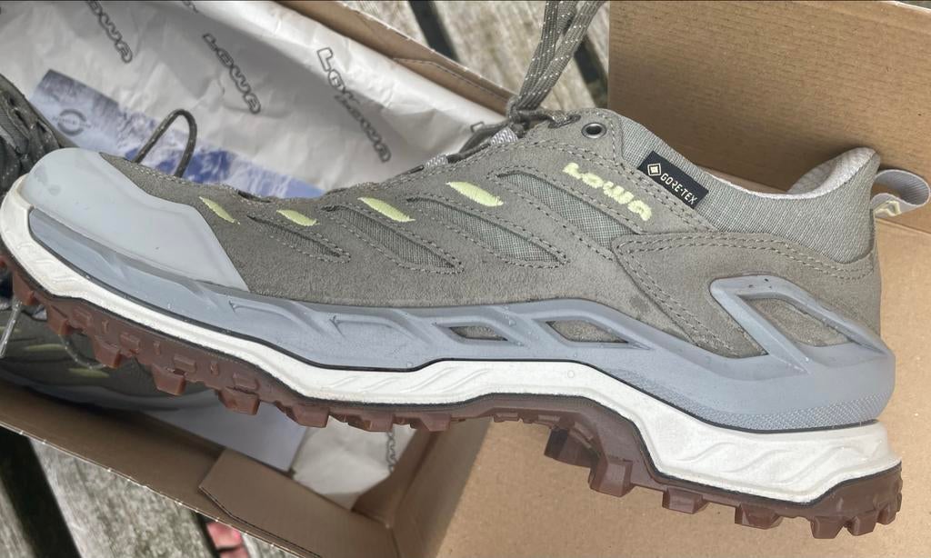 Lowa Gore-Tex wandelschoenen - te groot, maat 41,5 (valt als, Sport en Fitness, Bergsport en Wandelen, Ophalen of Verzenden, Nieuw