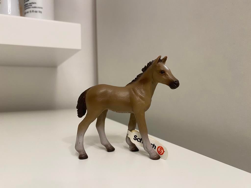 Schleich Hannoveraan Veulen met Vaan ~ 13277, Verzamelen, Dierenverzamelingen, Ophalen of Verzenden, Paard, Beeldje of Figuurtje
