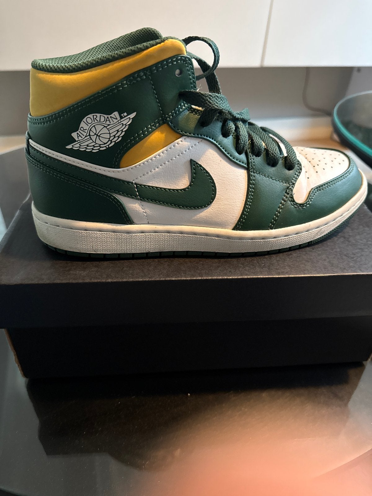 Nike Air Jordan 1 Mid SE Pine Green (Maat 41, Kleding | Heren, Schoenen, Ophalen of Verzenden, Zo goed als nieuw, Overige kleuren