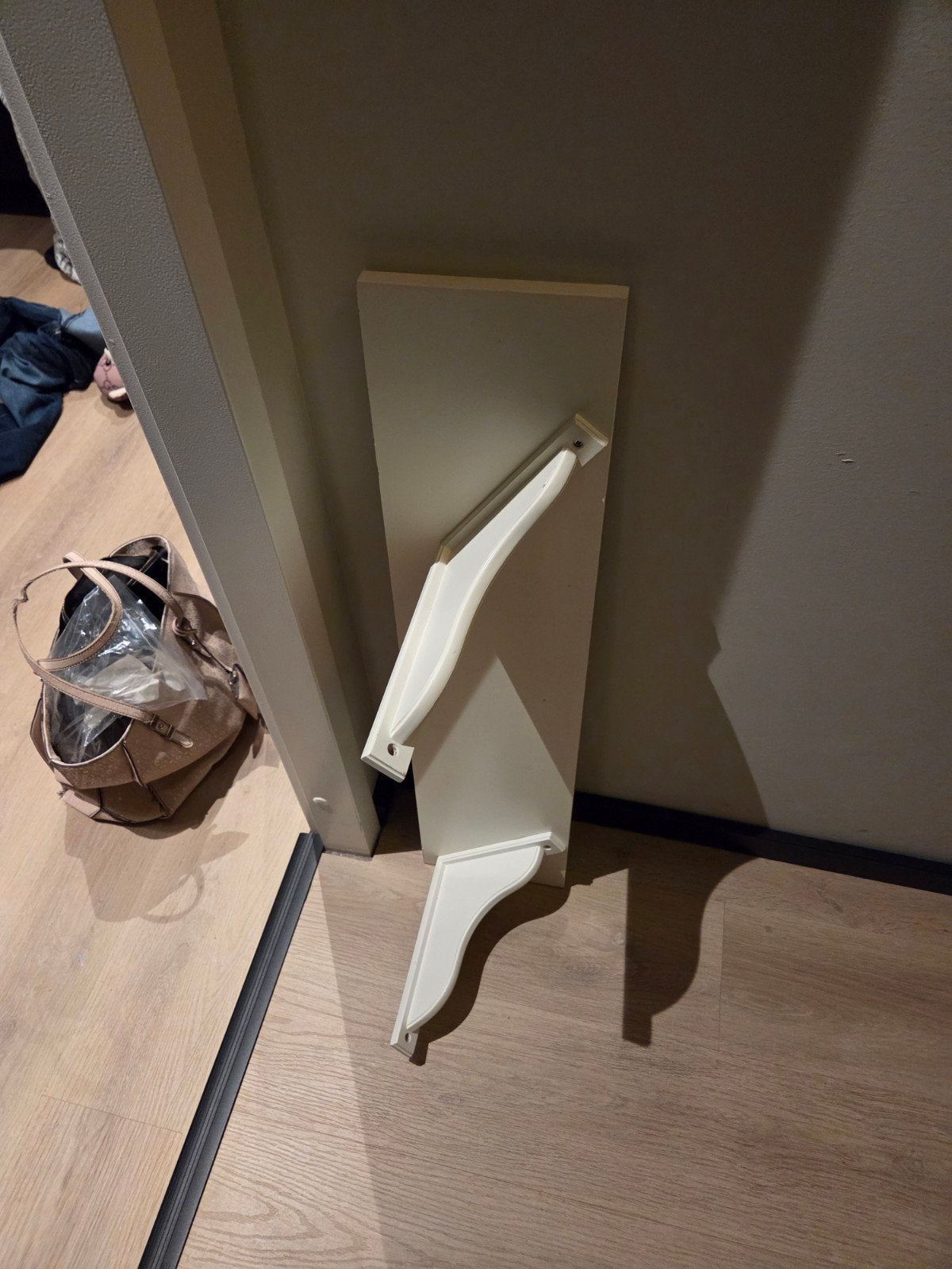 Witte wandplank met sierlijke steunen, Ophalen of Verzenden, Zo goed als nieuw