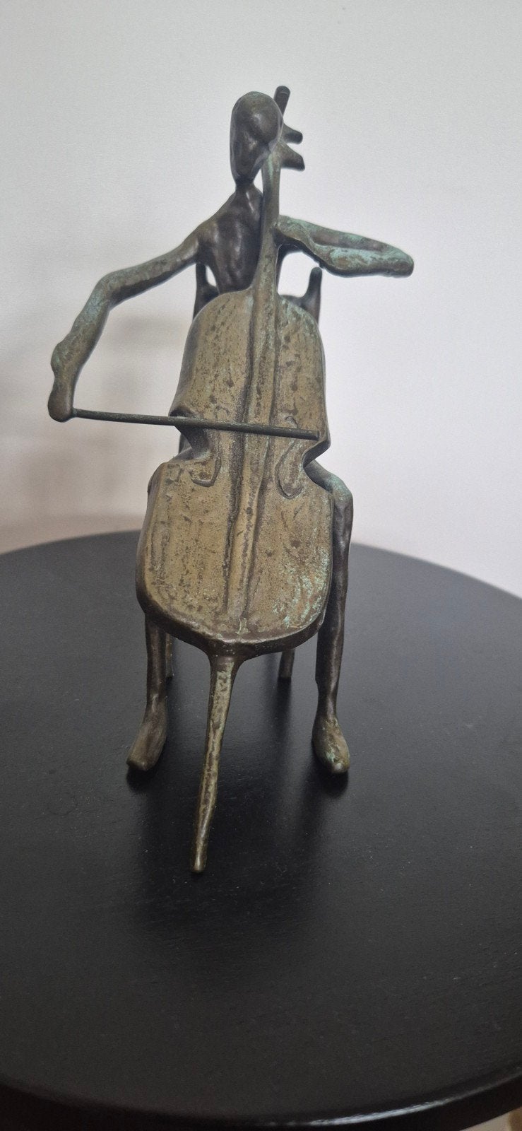 Bronzen beeldje van cellist op stoel, Minder dan 20 cm, Ophalen of Verzenden, Brons, Beeld