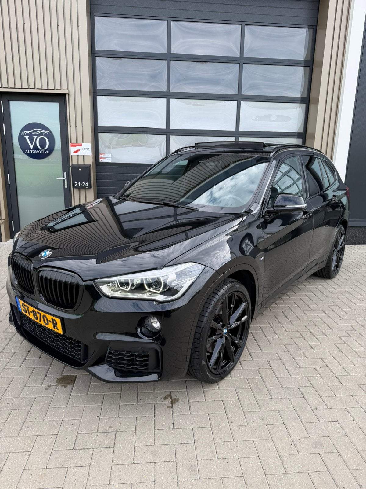 BMW X1 Sdrive20i 192pk Aut 2018 Zwart Pano|Sfeer|HU|AHK, 1800 kg, Zwart, Zwart, Bedrijf
