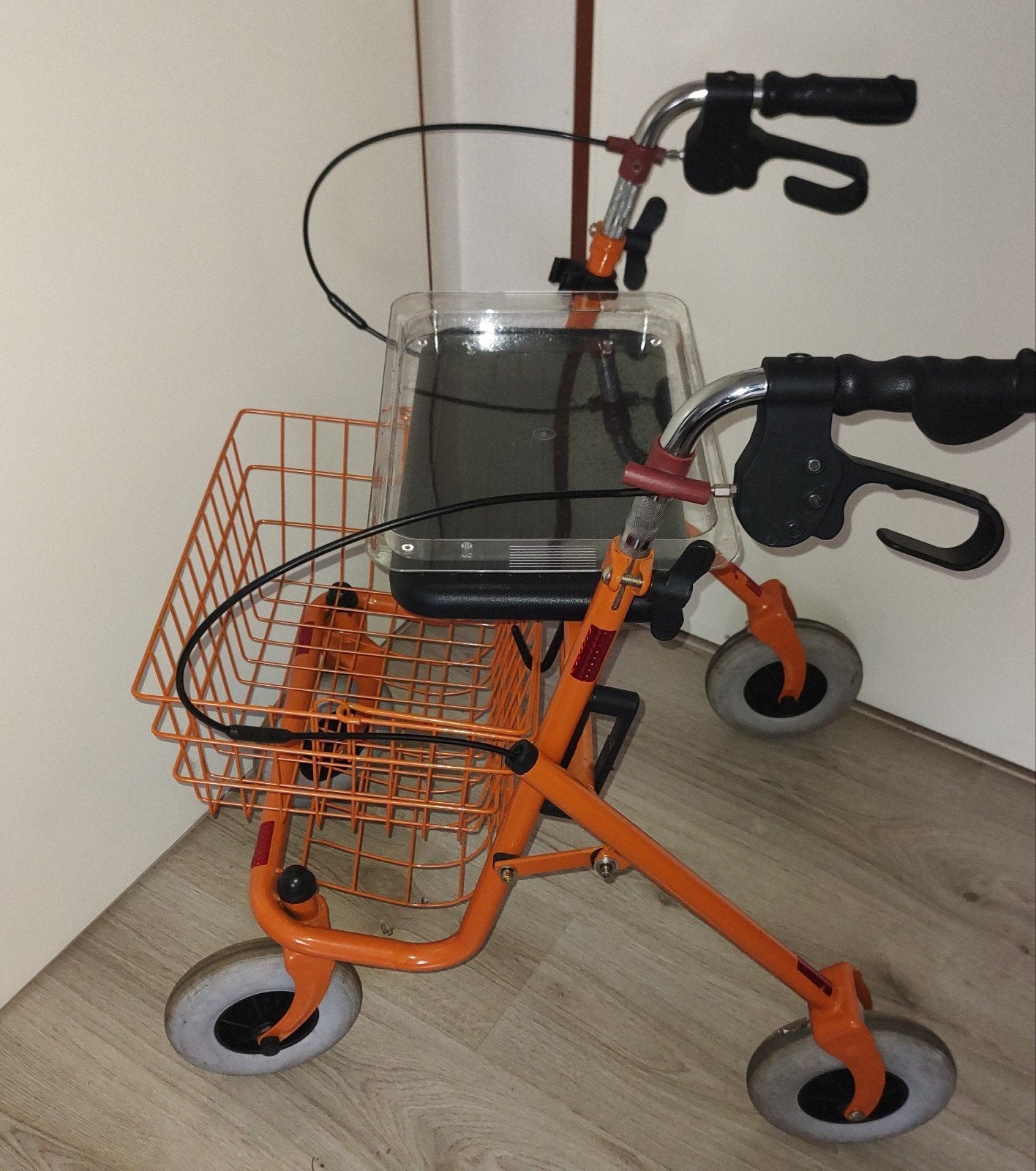 Verstelbare en inklapbare rollator
met extra mandje en blad., Ophalen, Opvouwbaar