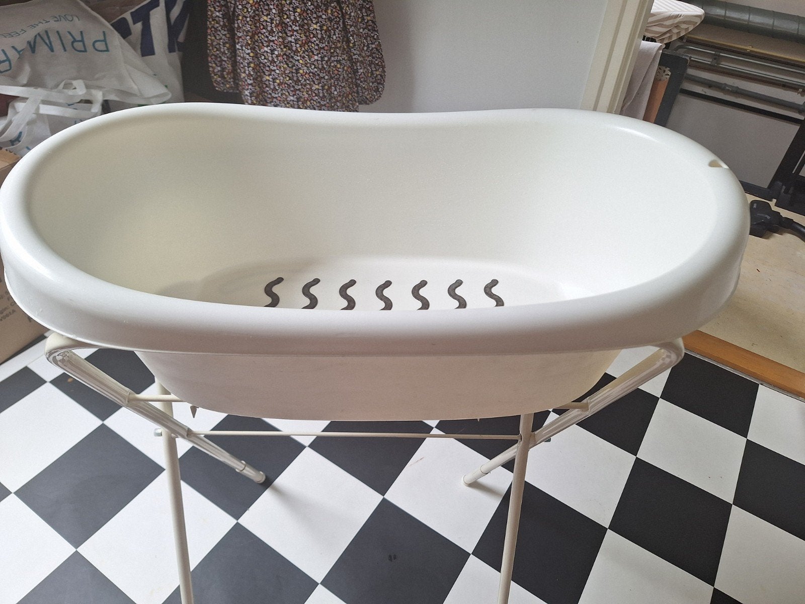 Babybadje met standaard en badzitje, Kinderen en Baby's, Badjes en Verzorging, Ophalen of Verzenden, Gebruikt, Badje, Standaard