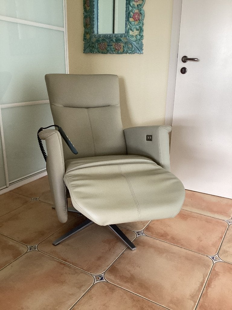 Prachtige sta-op stoel Prominent seniorenstoel modern(zgan), Ophalen, Leer, Zo goed als nieuw, 50 tot 75 cm