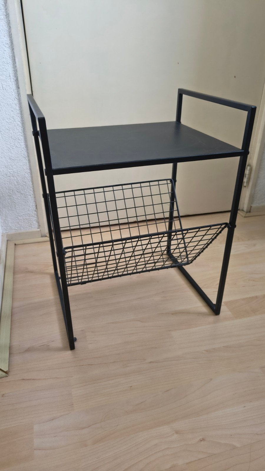 Zwart bijzettafeltje met lektuurmand, Huis en Inrichting, Tafels | Bijzettafels, Minder dan 55 cm, Gebruikt, Metaal of Aluminium