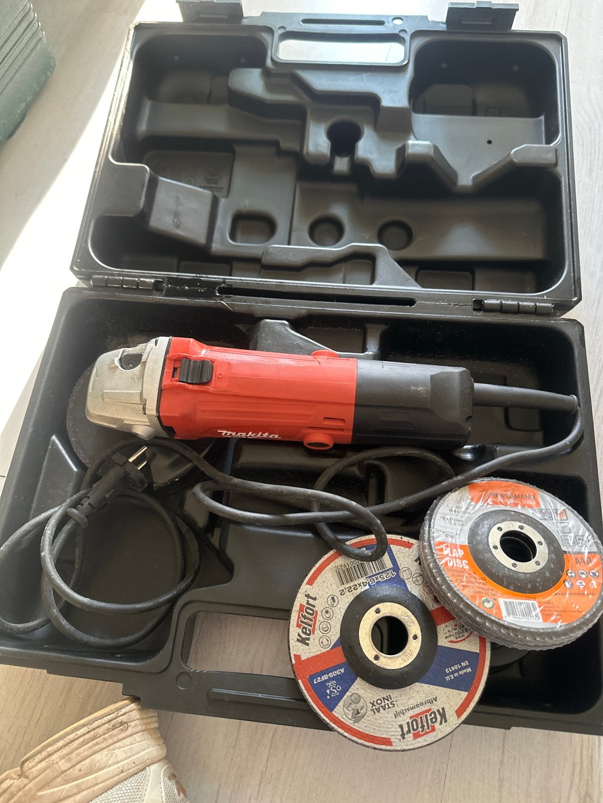 Makita Haakse Slijper M0900 met Koffer en Slijpschijven, Ophalen of Verzenden, Gebruikt, 700 tot 1000 watt, Haakse handslijpmachine