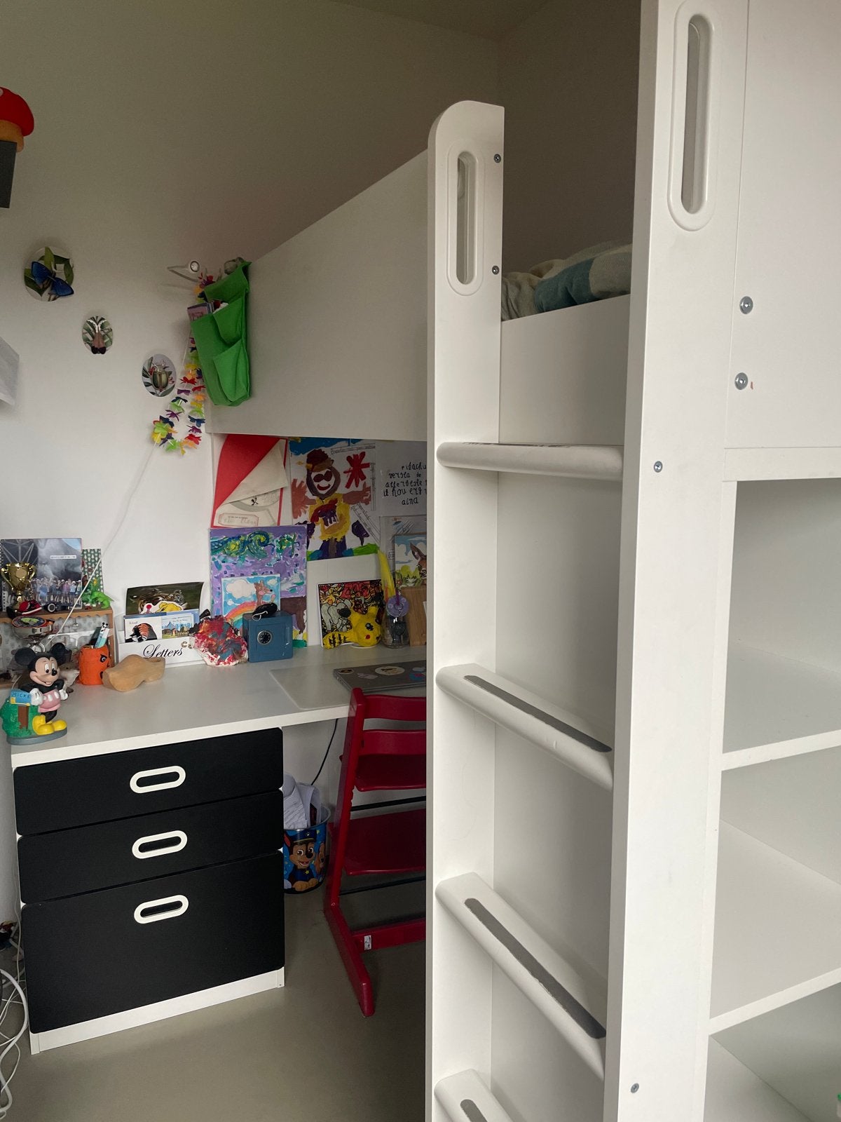 Hoogslaper Ikea met bureau + kast - Ideaa voor kleine kamers, Huis en Inrichting, Slaapkamer | Stapelbedden en Hoogslapers, Ophalen