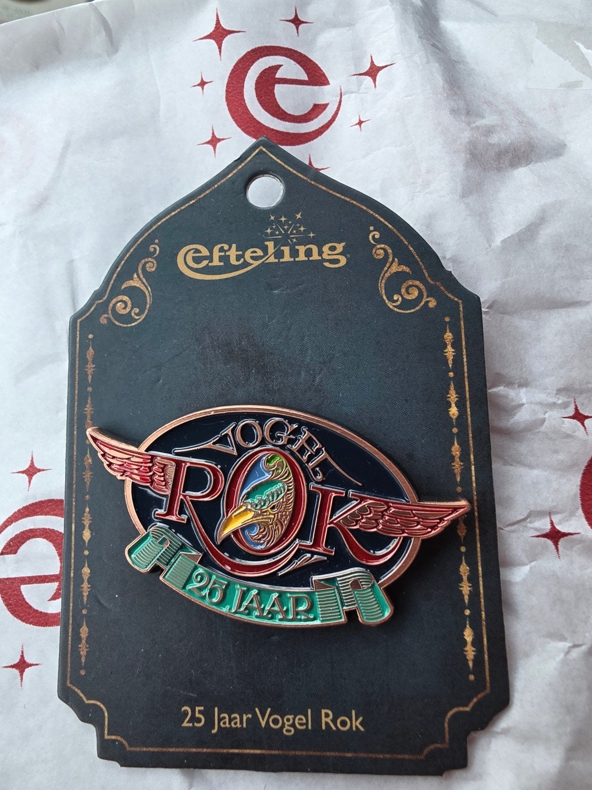Efteling Vogel Rok 25 Jaar Pin - Nieuw, Verzamelen, Efteling, Ophalen of Verzenden, Nieuw, Button of Speldje