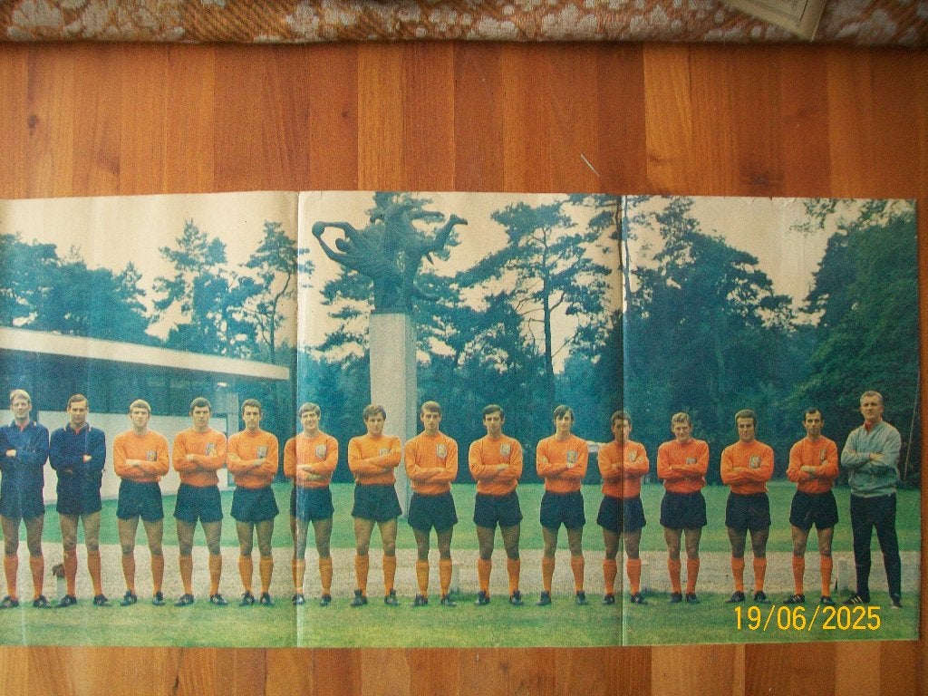 Nederlands Elftal ( Oranje) poster Revue 1968 ( Cruyff), Verzamelen, Verzenden, Gebruikt, Poster, Plaatje of Sticker