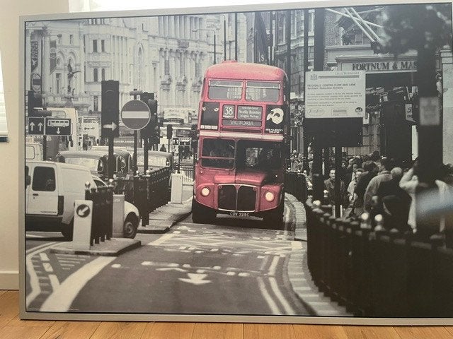 Groot formaat poster in omrandig LONDON schoolbus, Antiek en Kunst, Ophalen, Ingelijst, Stads- / dorpsgezicht