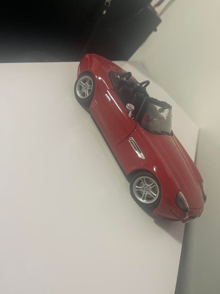 Rode BMW Z8 schaalmodel - Zo goed als nieuw, Hobby en Vrije tijd, Modelauto's | 1:18, Ophalen of Verzenden, Zo goed als nieuw